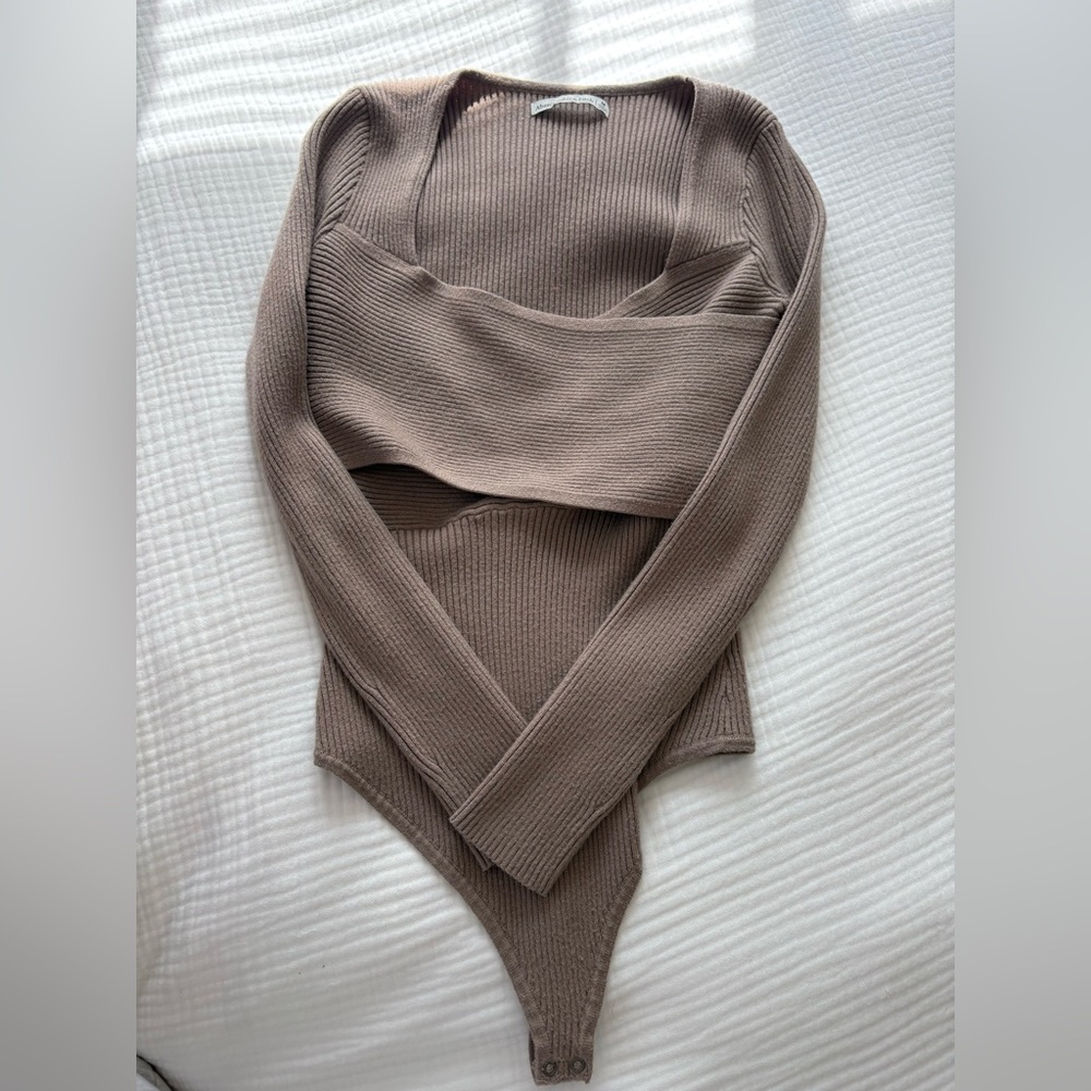 Abercrombie & Fitch Off-the-Shoulder Ribbed Bodysuit Sweater in Taupe medium